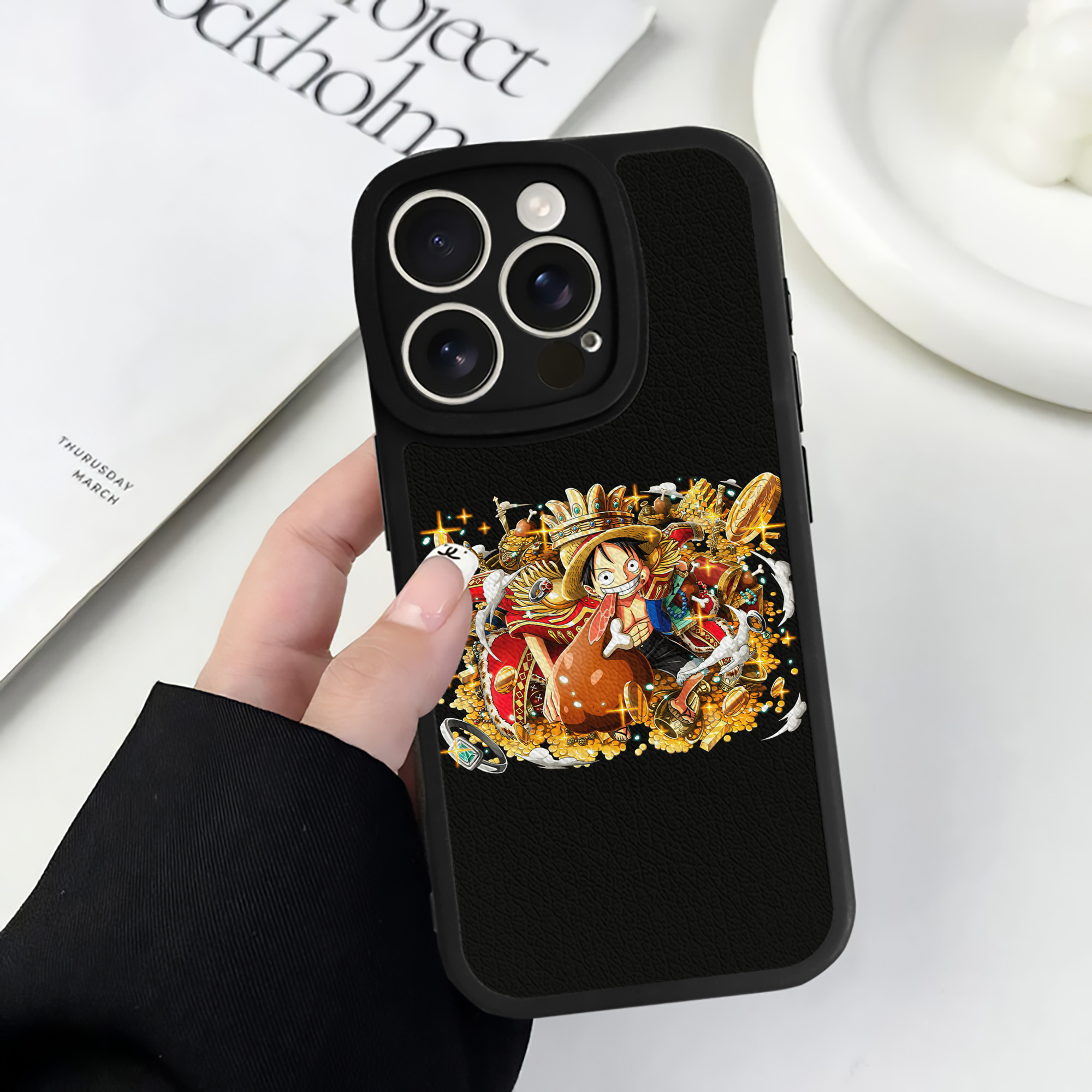 （画像用） ワンピース モンキー・D・ルフィ ONE PIECE Monkey D. Luffy 【iPhone 16シリーズ対応】シリコンスマホケース（レザー調） 材質：シリコン